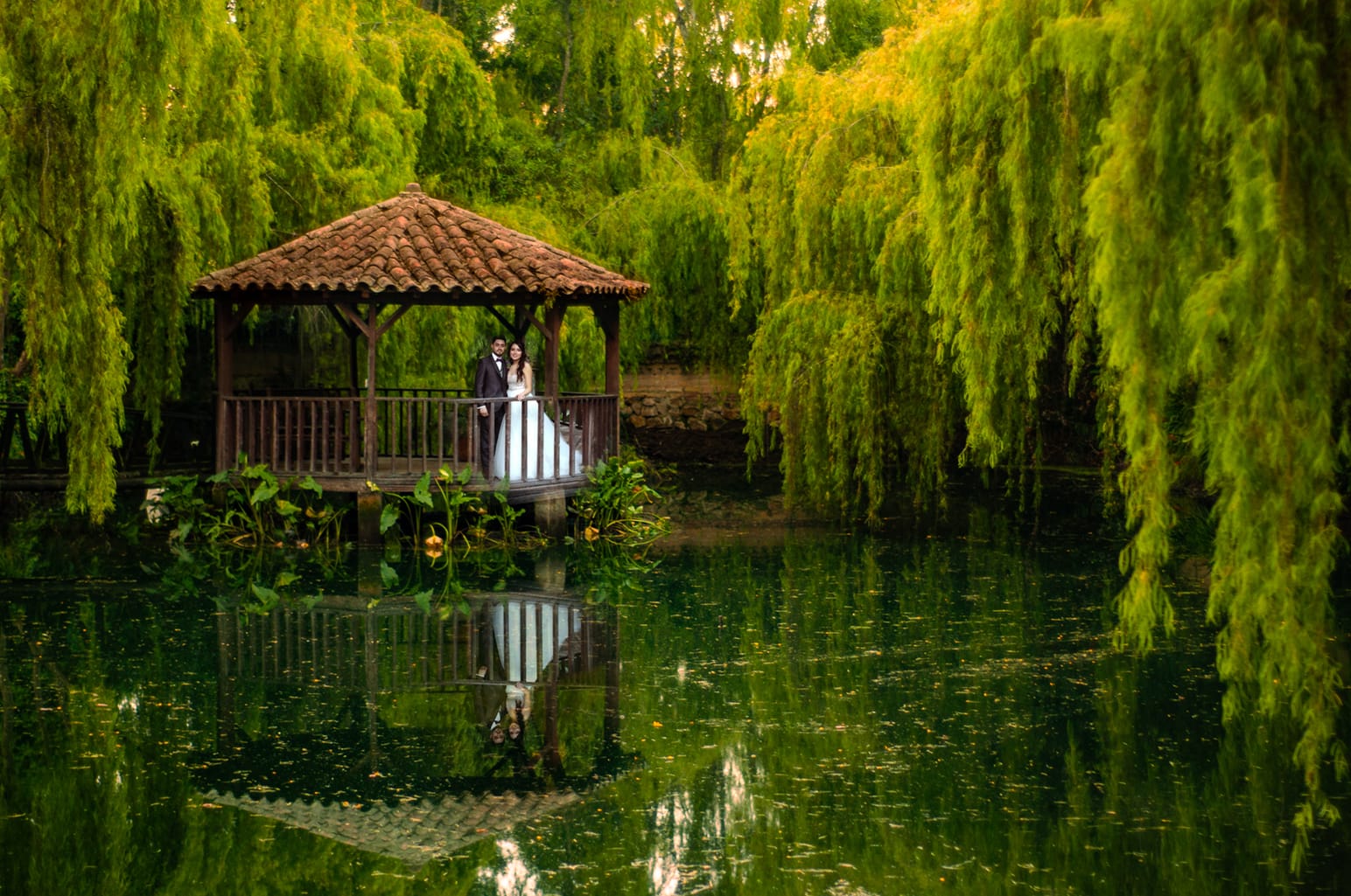 pareja en un lago de una hacienda bodas campestres